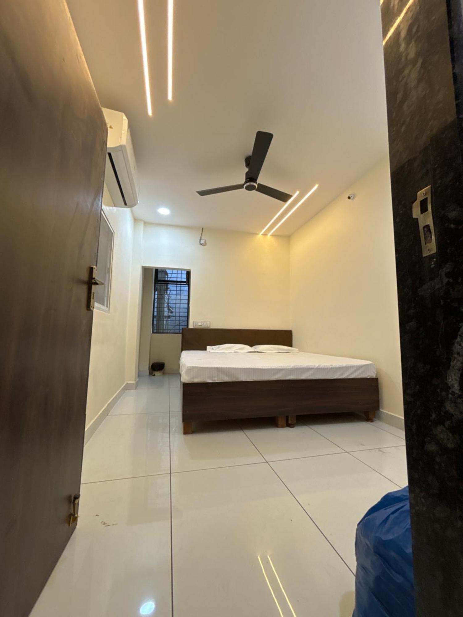 Hotel Shreenidhi Comfort Stay Удджайн Екстер'єр фото